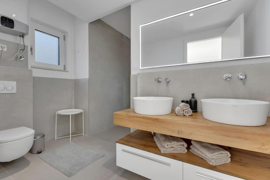 Apartman Delux With Private Pool - Makarska Exklusiv Tučepi Buitenkant foto