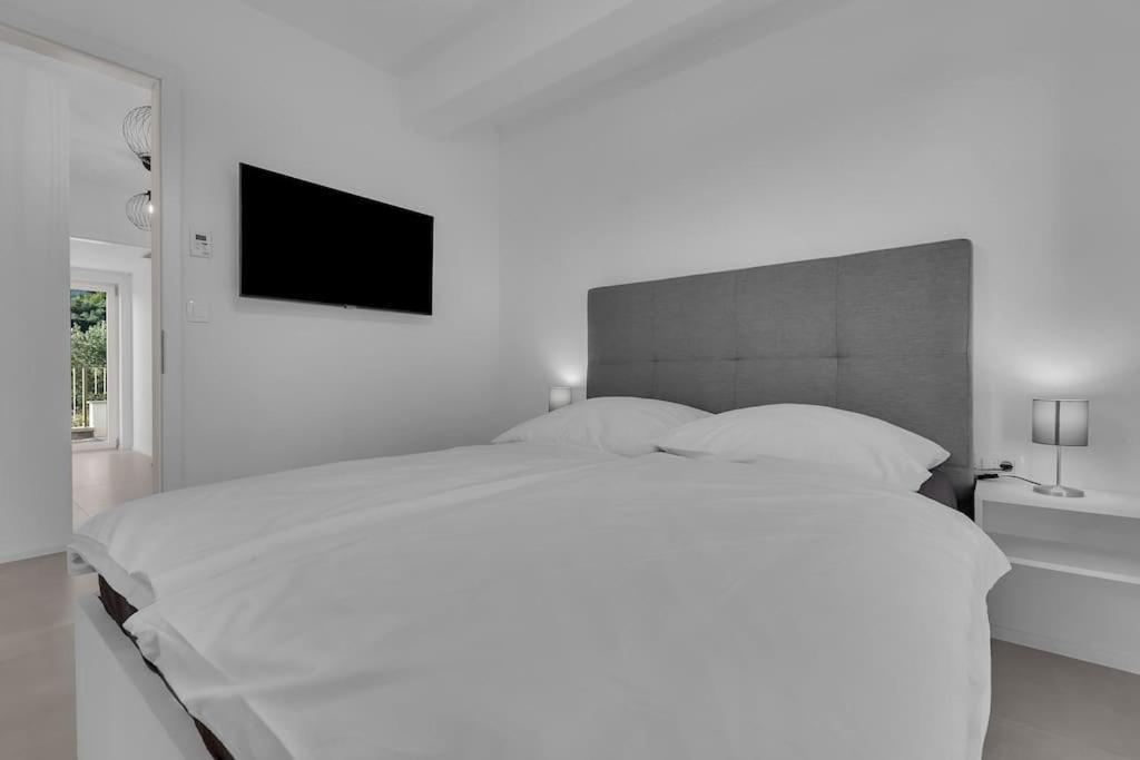 Apartman Delux With Private Pool - Makarska Exklusiv Tučepi Buitenkant foto