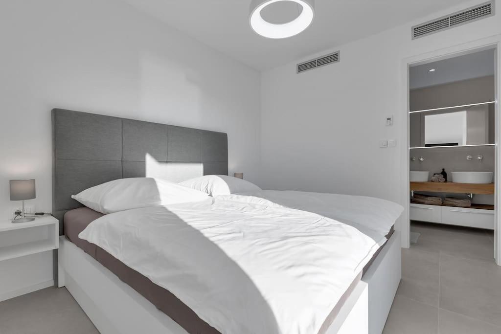 Apartman Delux With Private Pool - Makarska Exklusiv Tučepi Buitenkant foto
